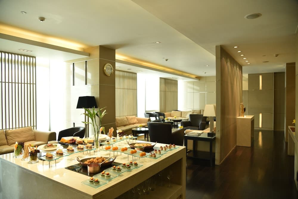 Club King Room
