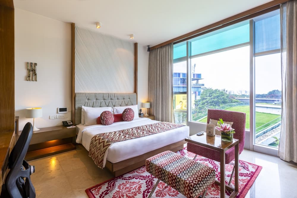 Deluxe Queen Garden View Room