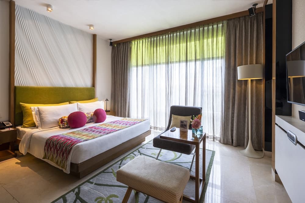 Premium Queen Pool View Room