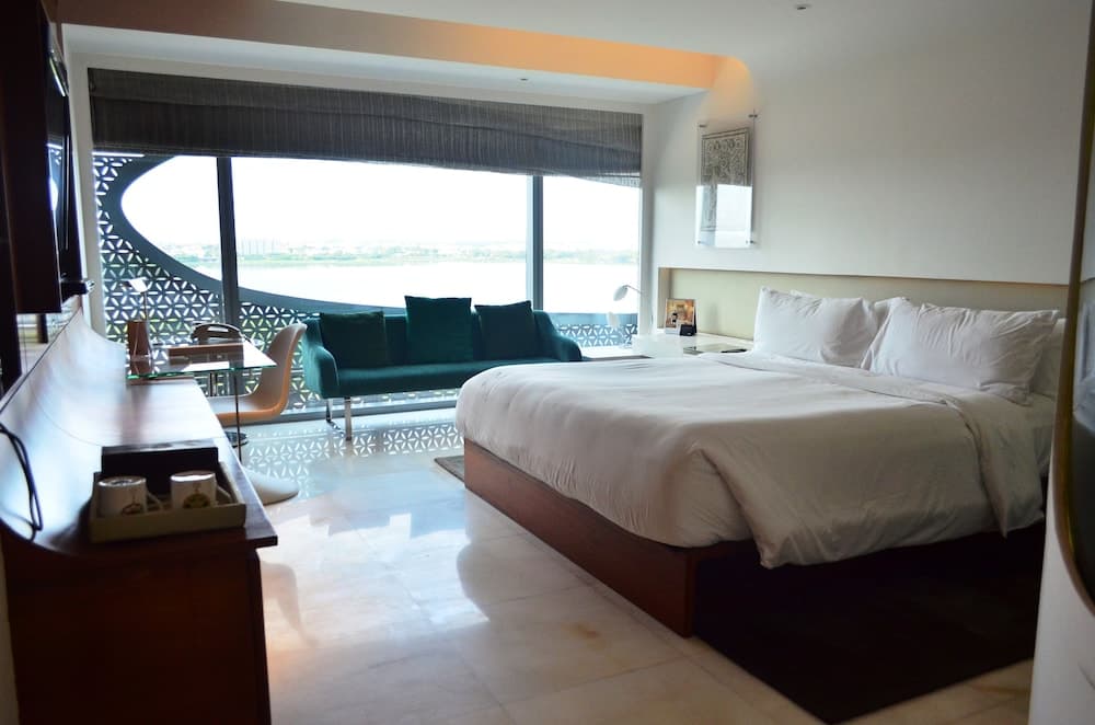 Lake View Room