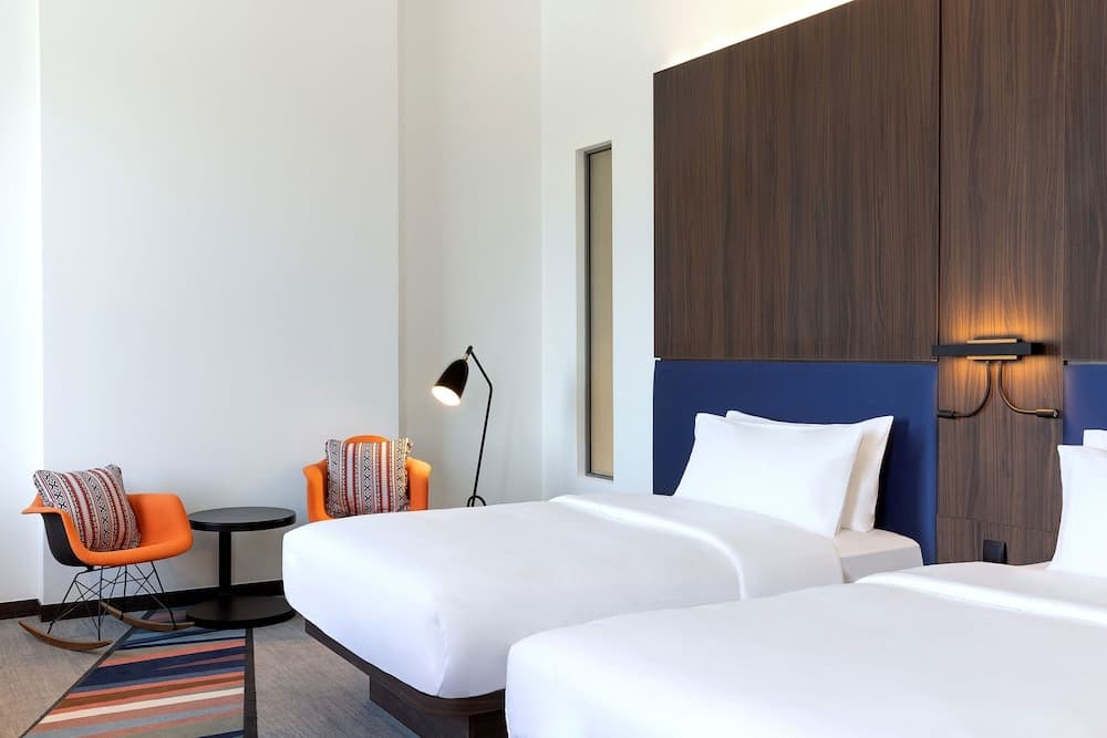 Room, 2 Twin Beds, City View