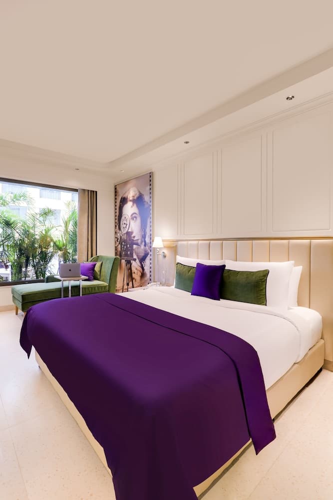 Deluxe Pool View Room