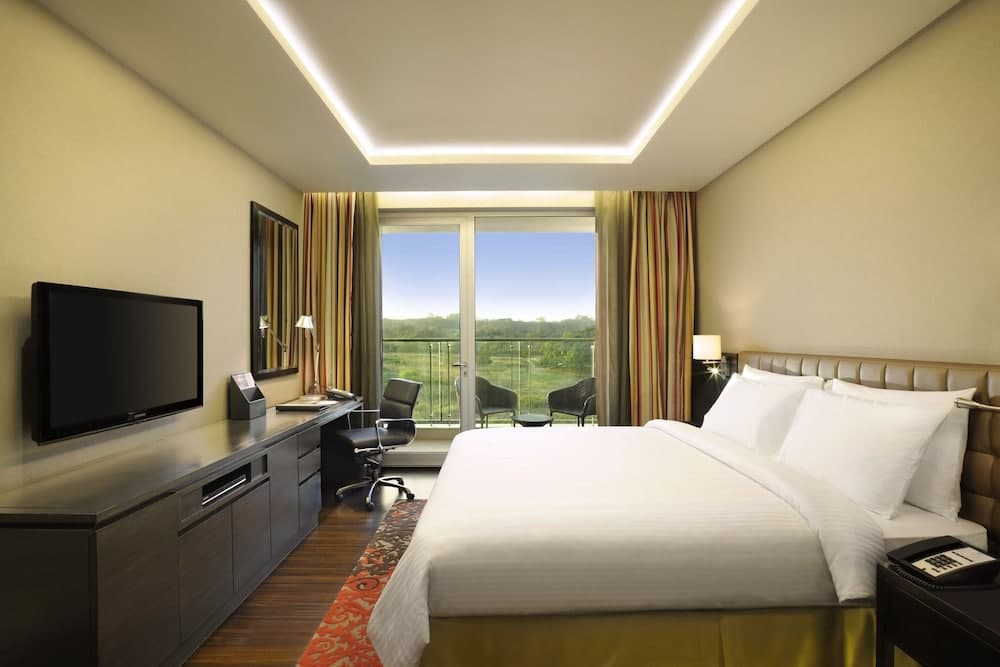 Deluxe King Balcony Room