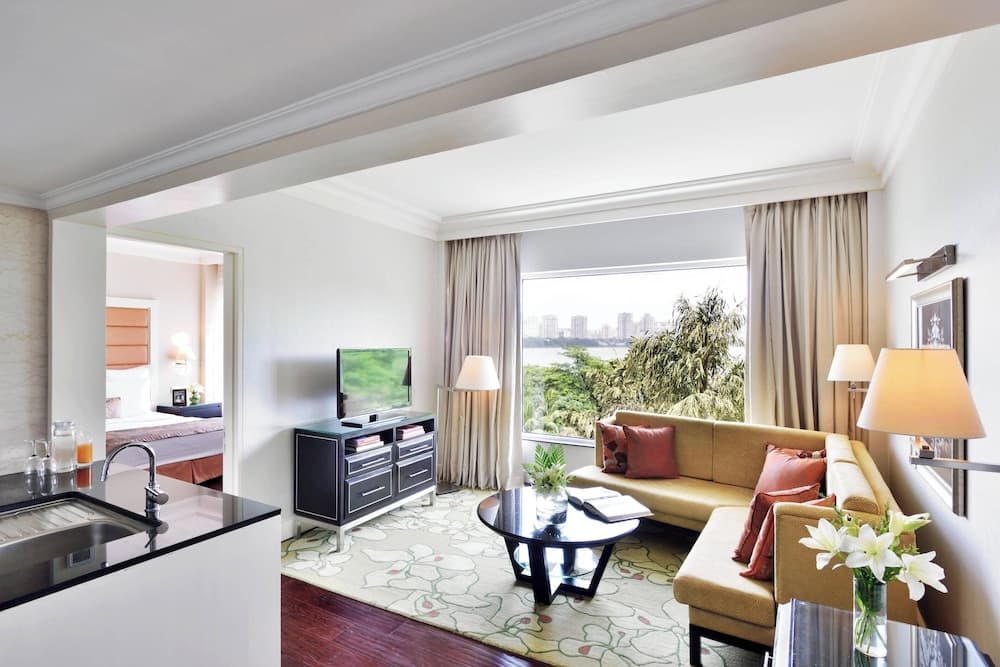Queen Lake View Room