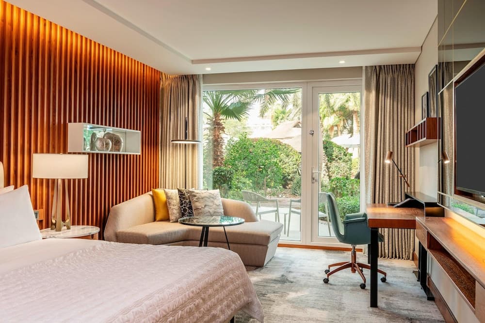 Deluxe Queen Garden View Room