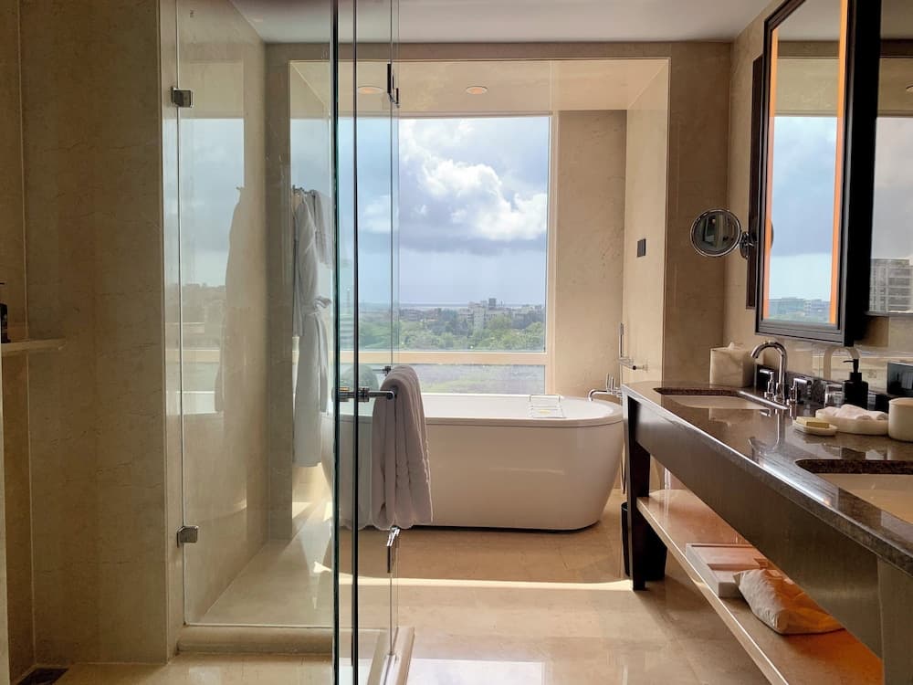 Deluxe King Sea View Room