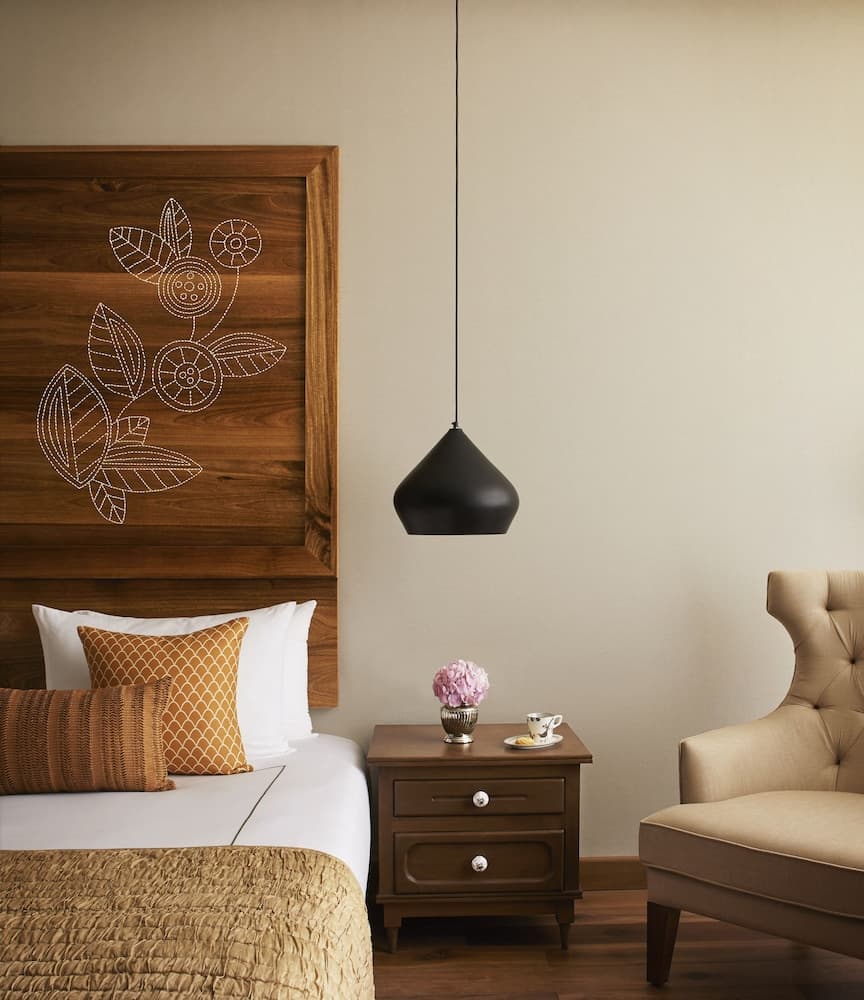 Deluxe King Garden View Balcony Room