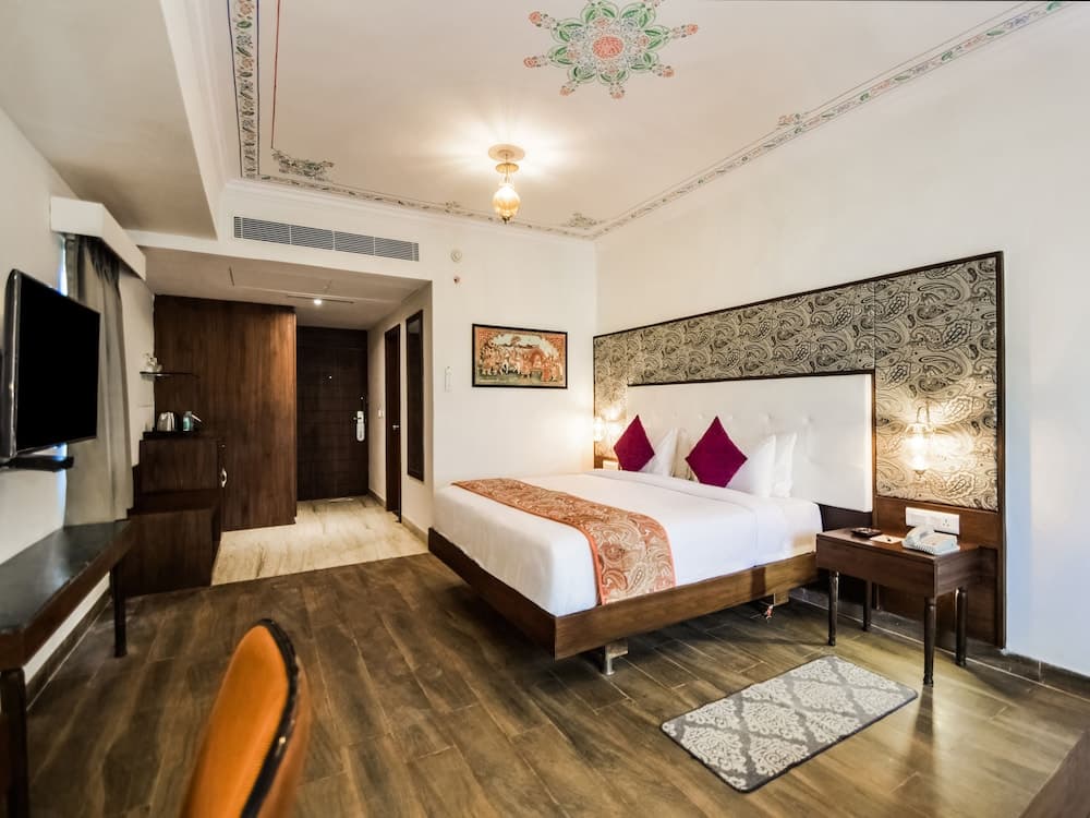 Classic King Pool View Room