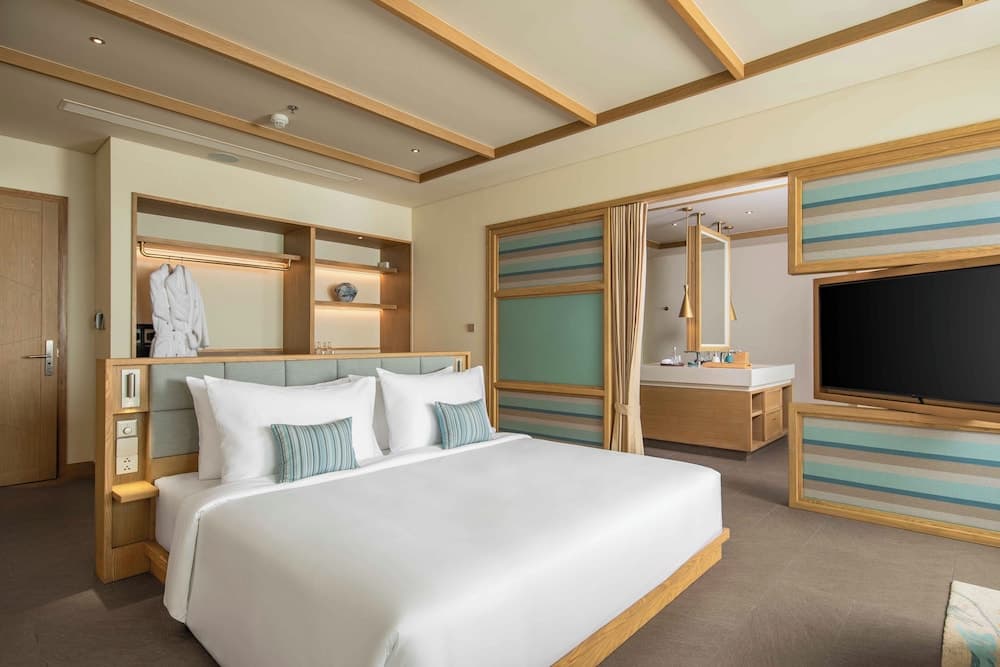 Suite, 1 King Bed, Golf View