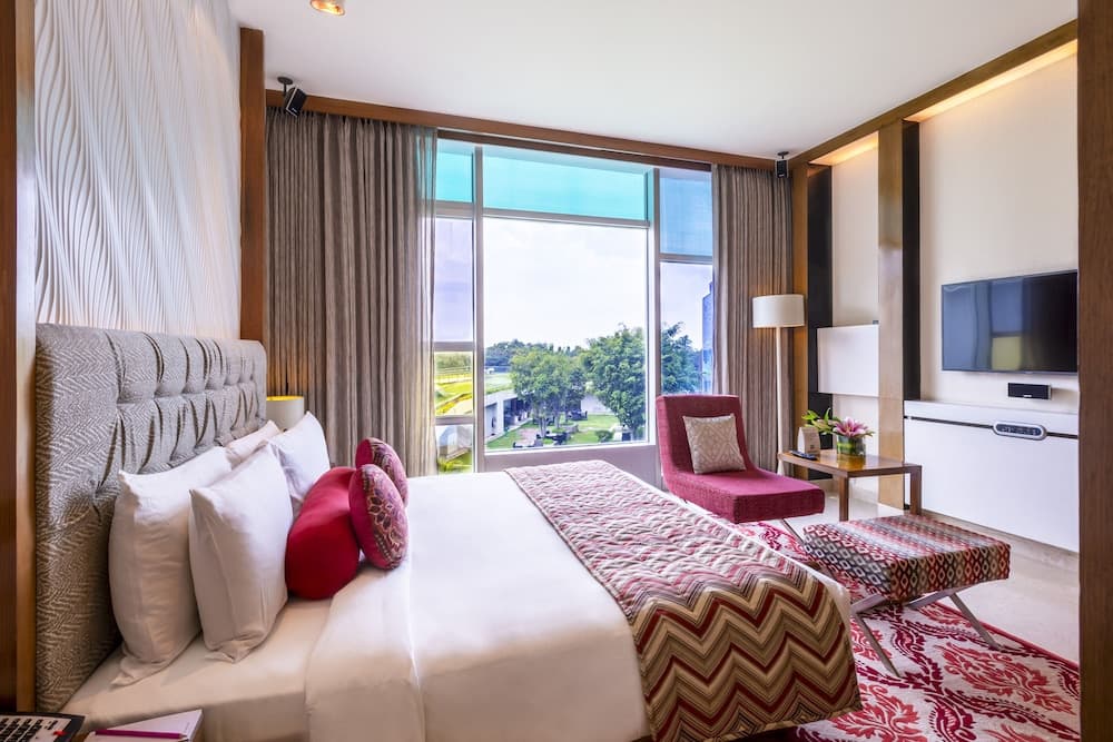 Deluxe Queen Garden View Room