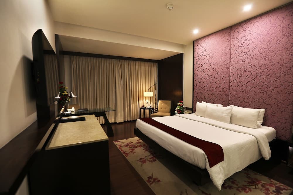Deluxe King Bed with Bath Tub