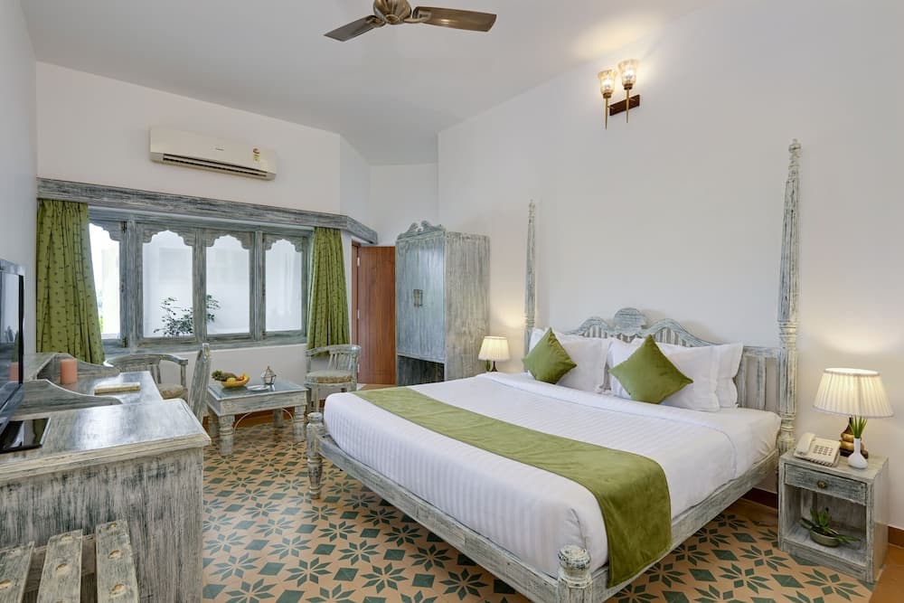 Luxury King Lake View Balcony Room