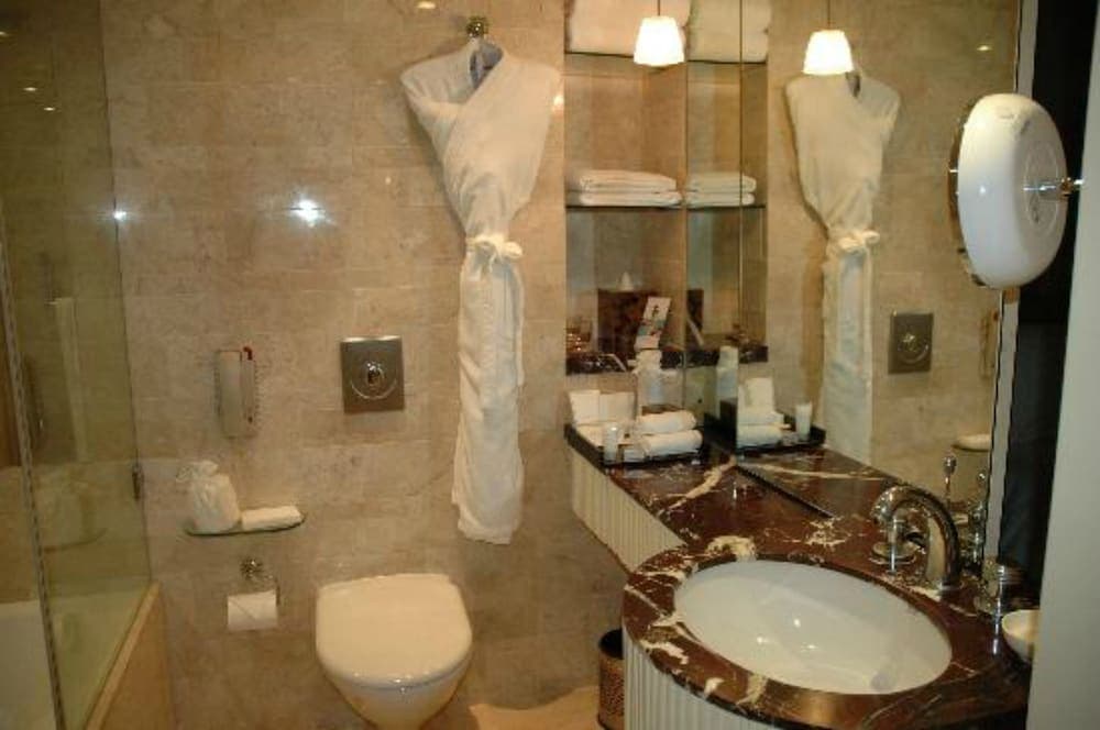 Premier King Pool View Room