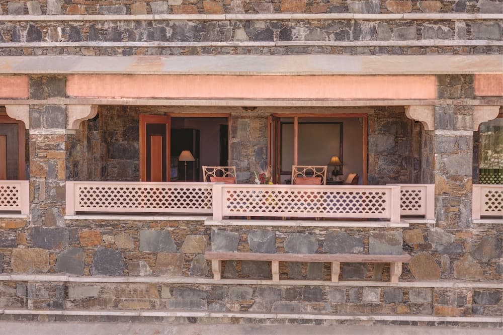 Deluxe King Garden View Room