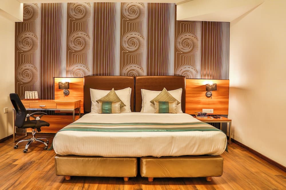 Club Queen Room