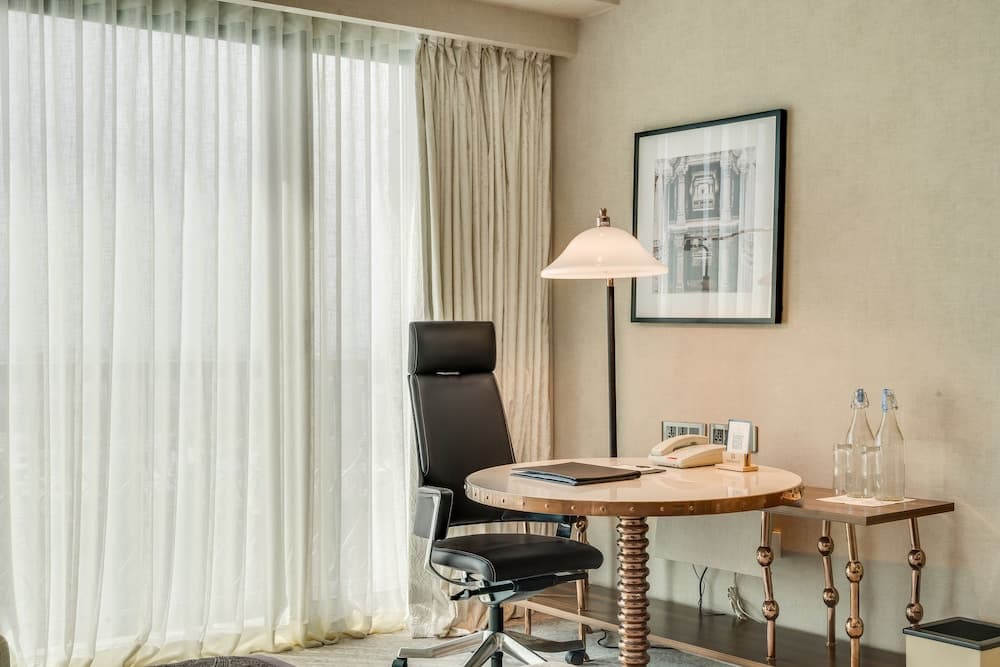 Executive Twin City View Smoking Room