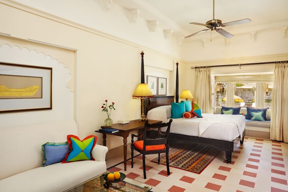 Premier King Pool View Room