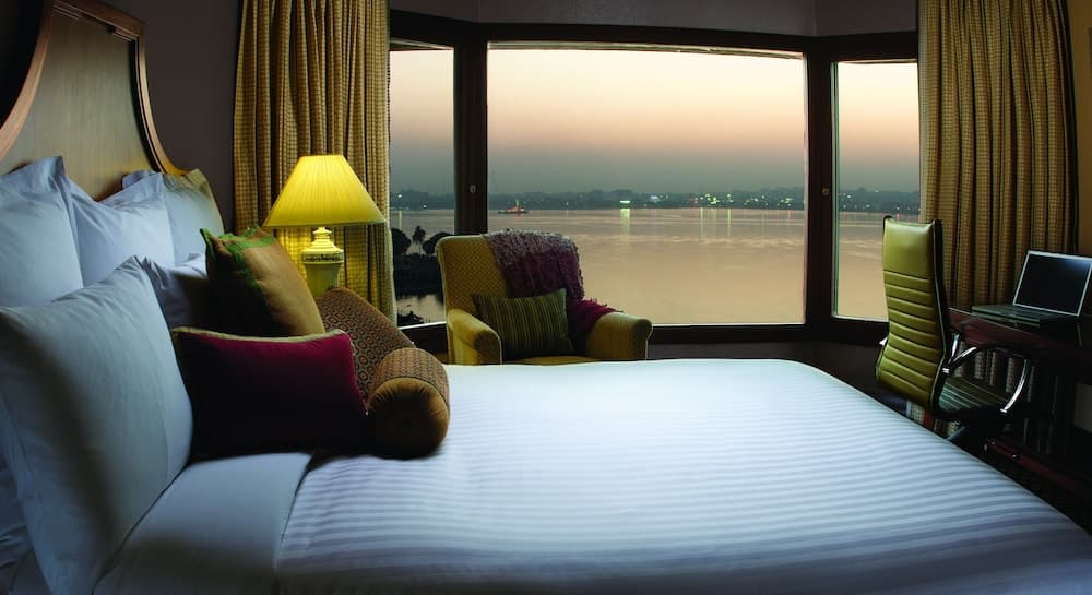 Executive Queen Lake View Room