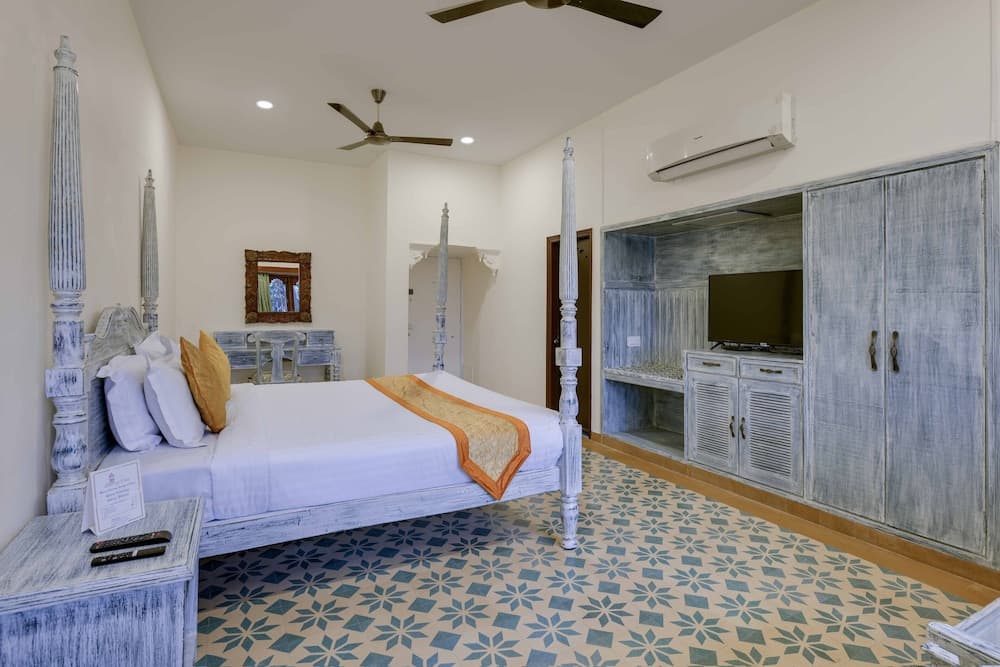 Luxury King Lake View Balcony Room