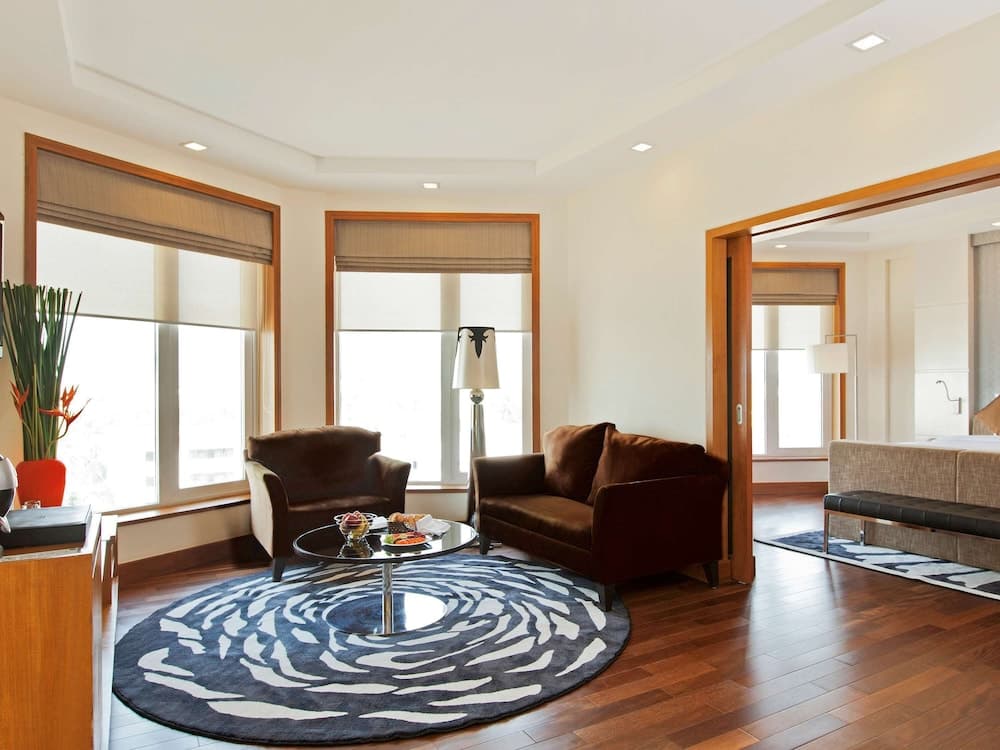 Executive Suite King Bed Ocean View Buffet Breakfast