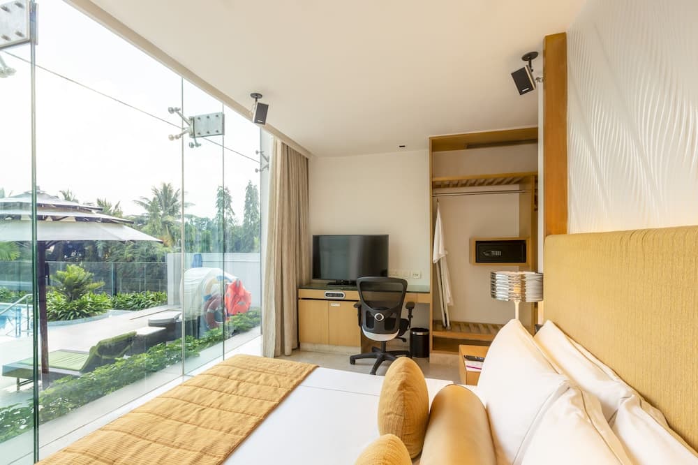 Suite King Pool View Room