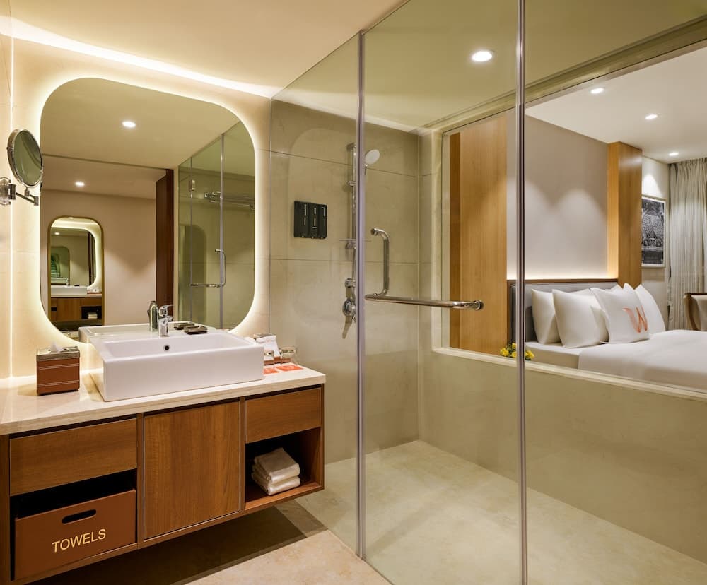 Club Queen Room