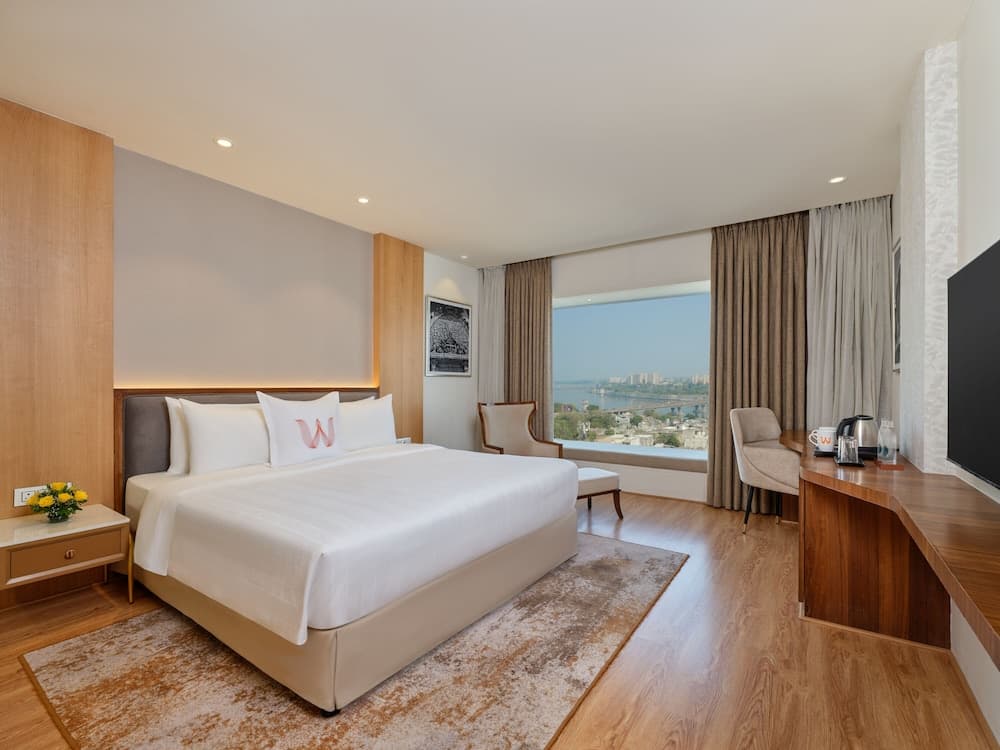 Club Queen Room