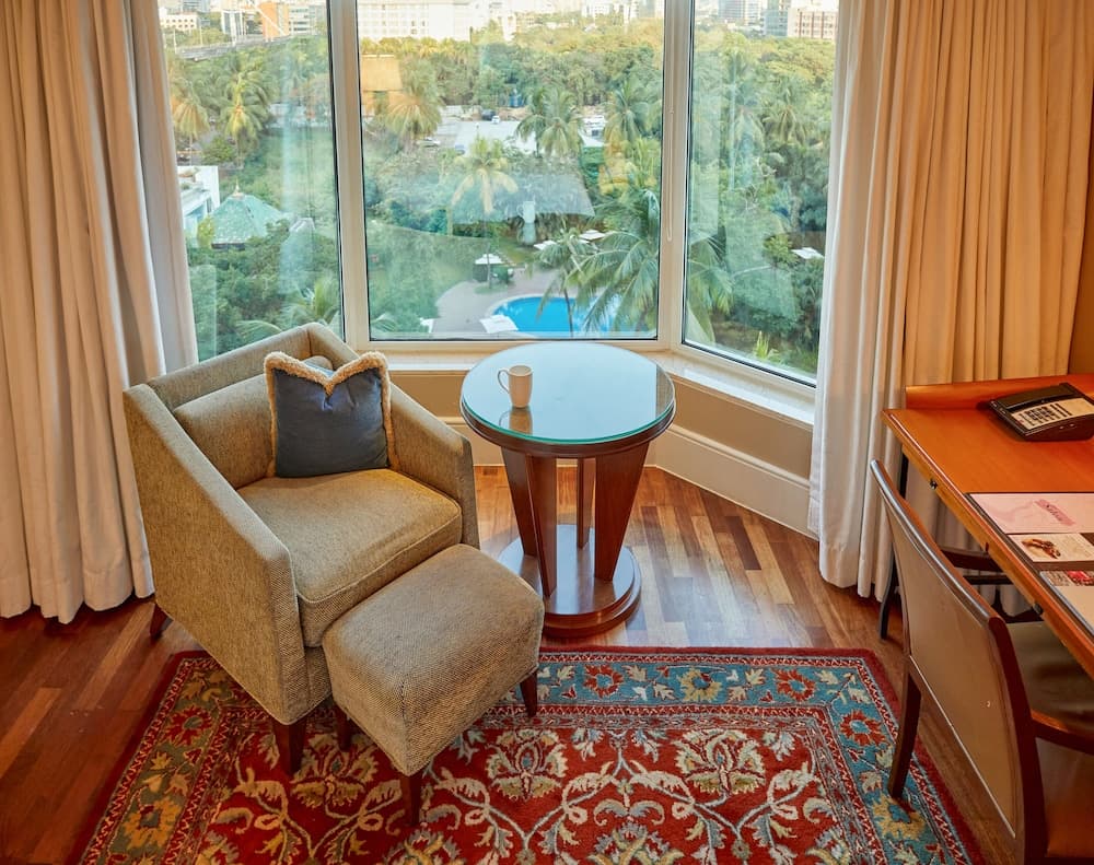 Premier King Pool View Room