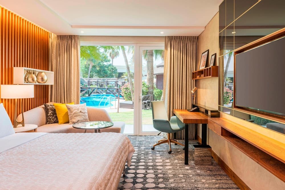 Superior Queen Pool View Room