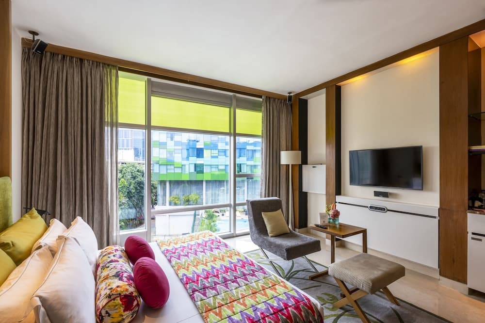 Premium Queen Pool View Room
