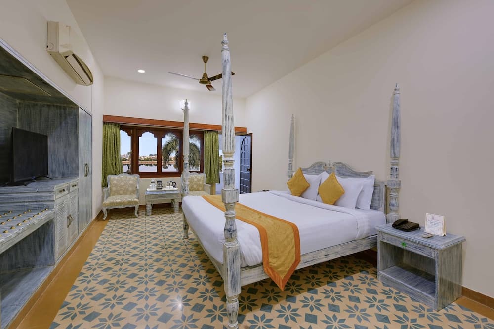 Luxury King Lake View Balcony Room