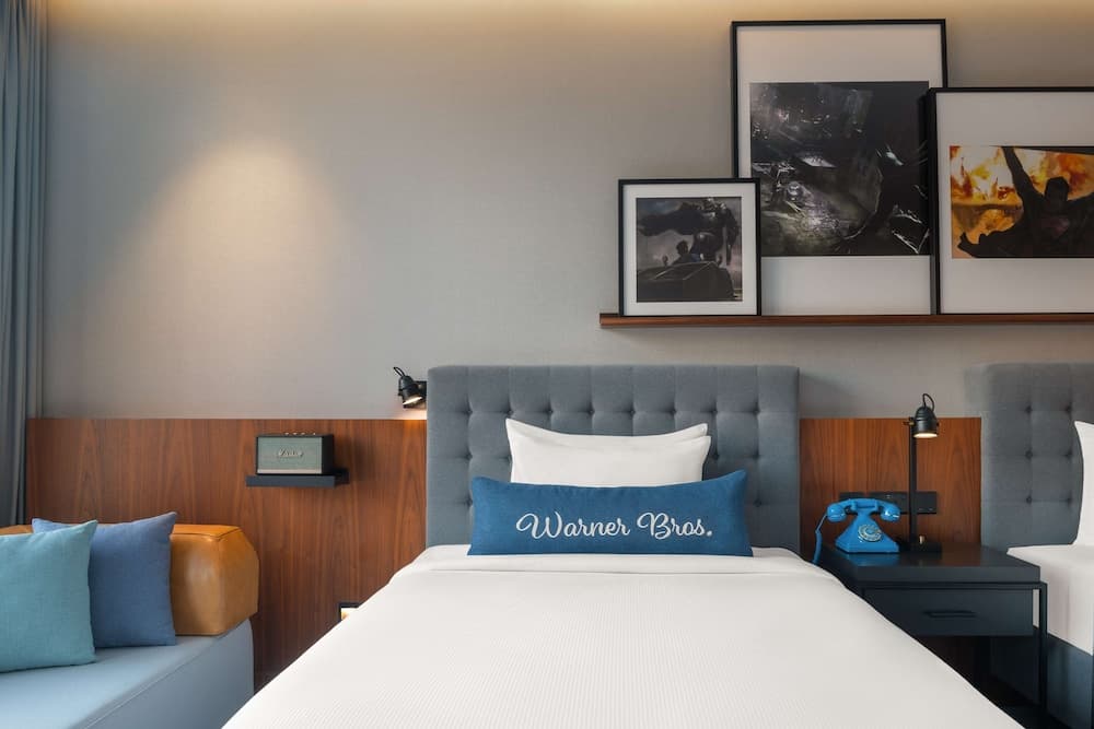Two Double Beds Artist Room Theme Park Access