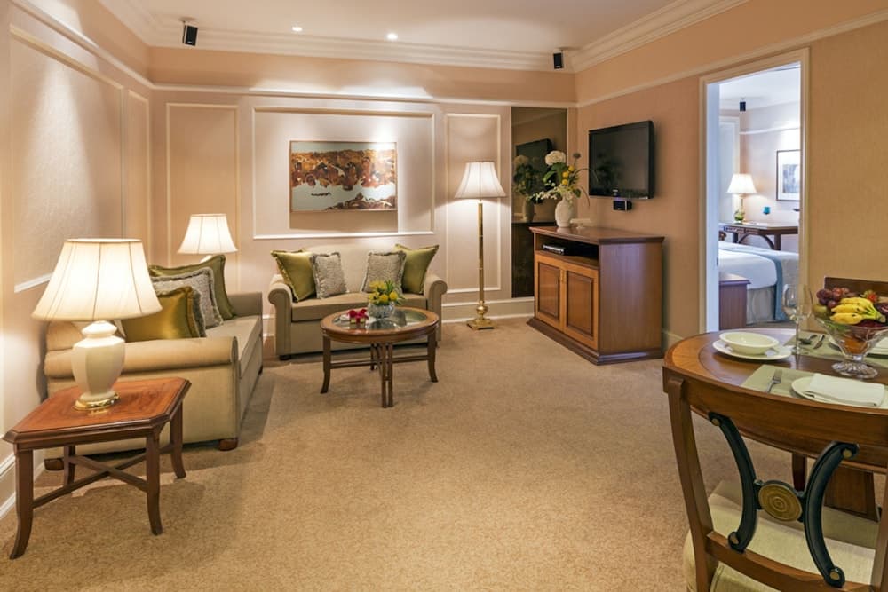 Suite King Pool View Room