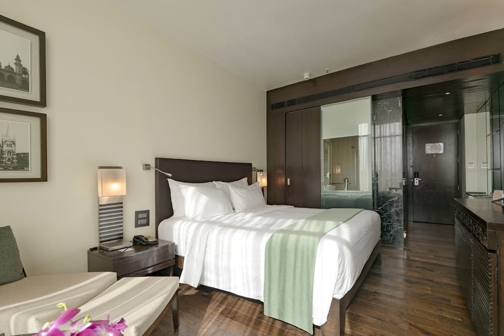 Club Queen Room