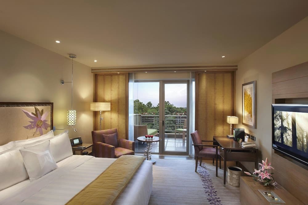 Queen Balcony Room