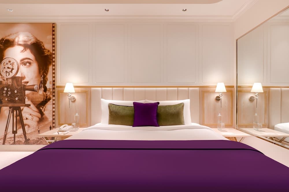 Deluxe King Pool View Room