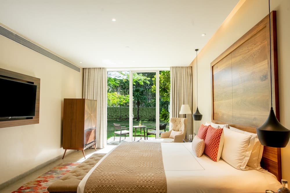 Deluxe King Garden View Balcony Room