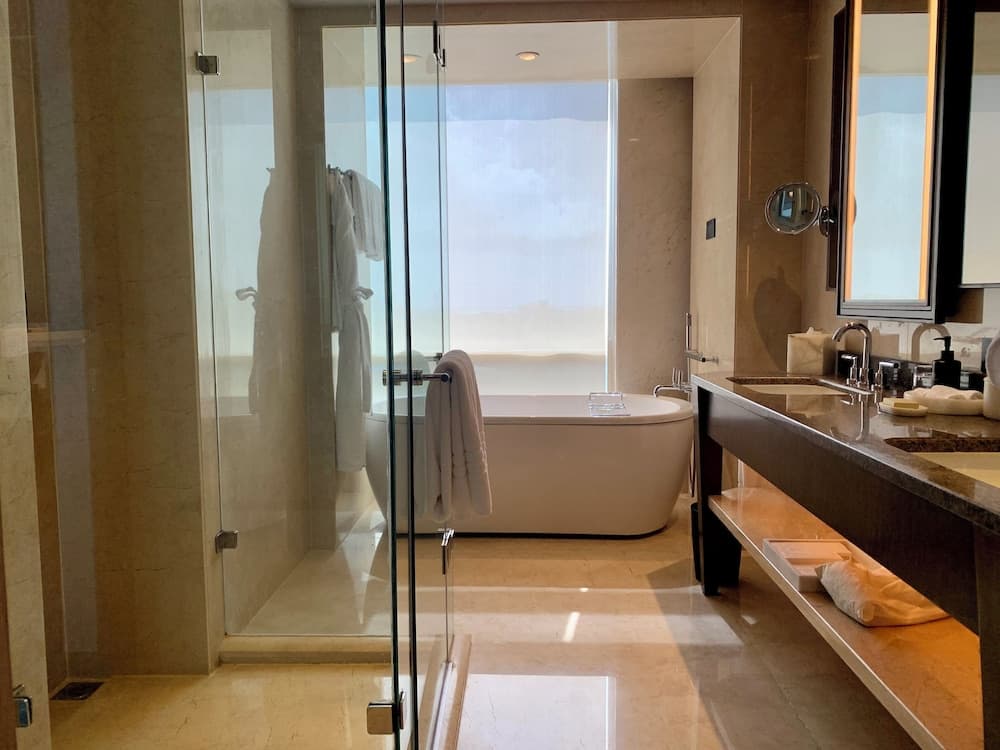 Deluxe King Sea View Room