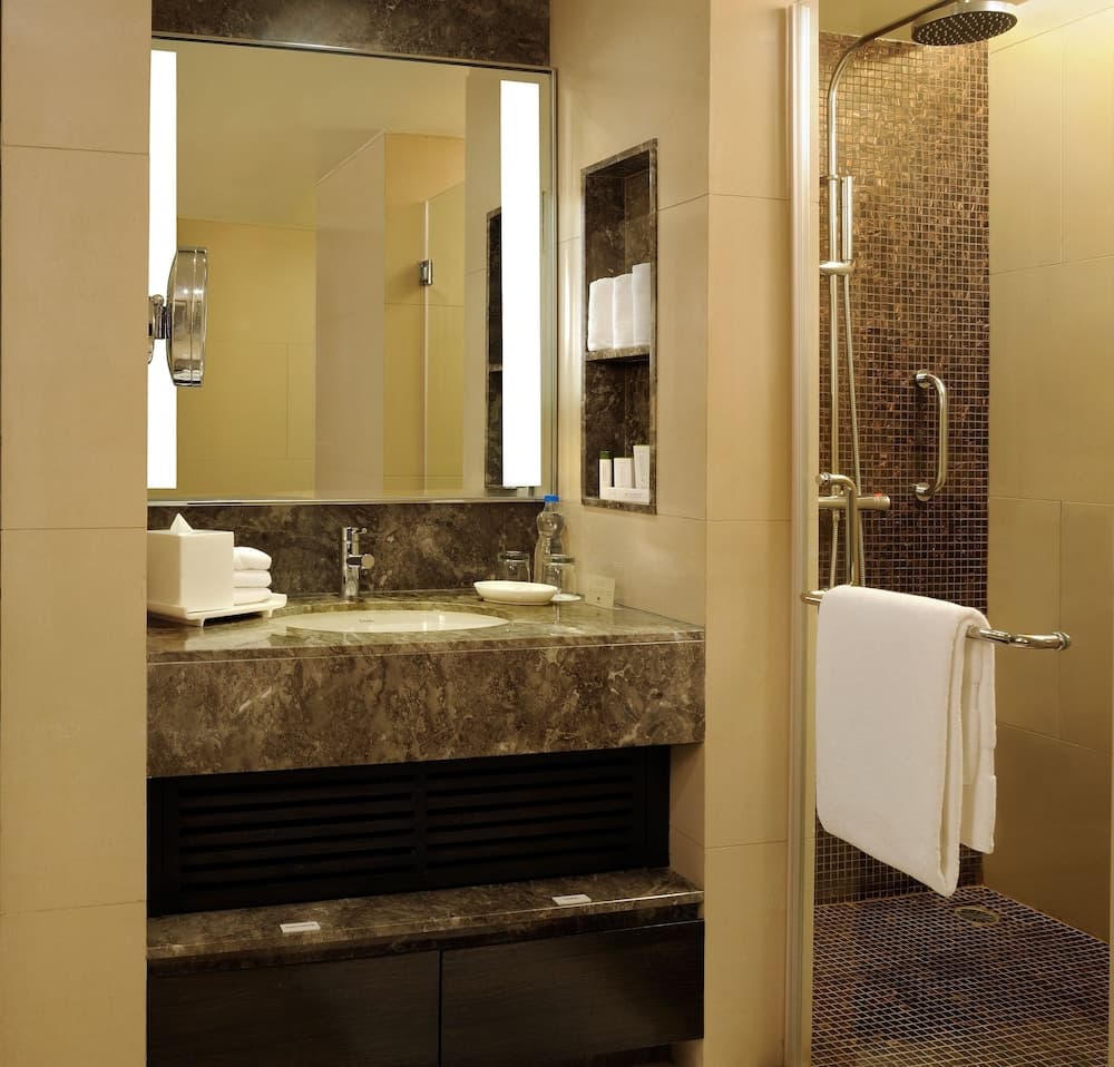 Deluxe King Balcony Room