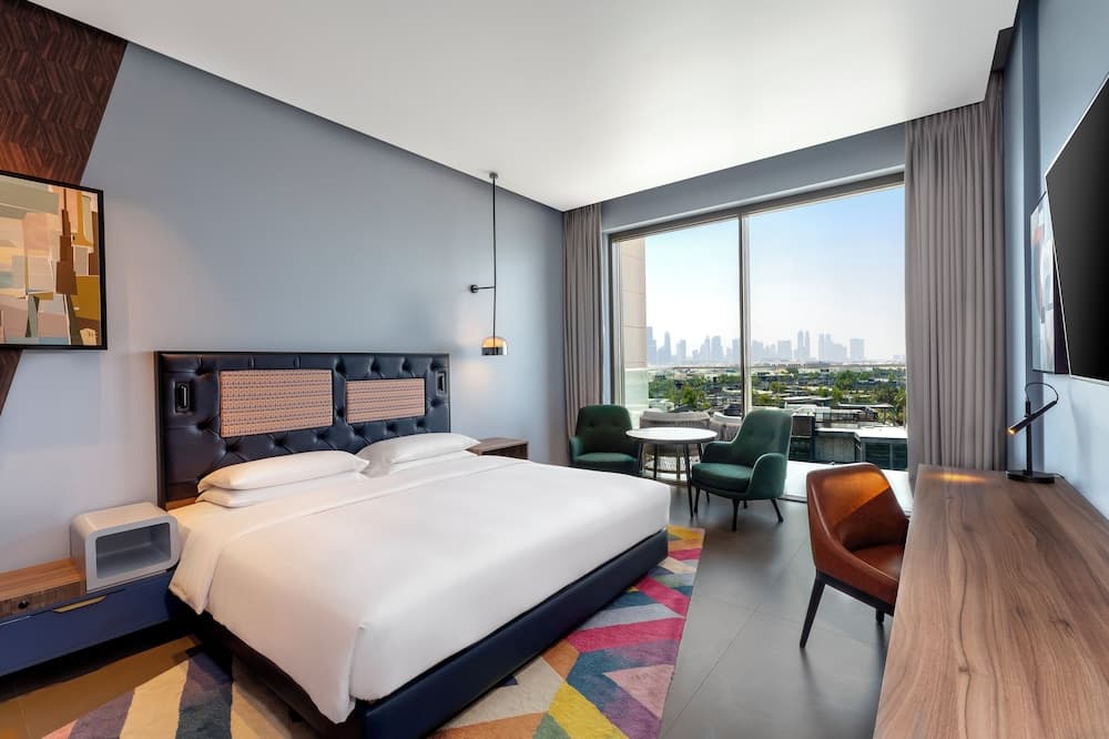 1 King Bed, Balcony (Skyline View)