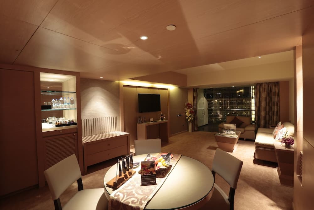 Suite King Balcony Room