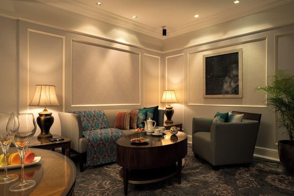 Suite King Pool View Room