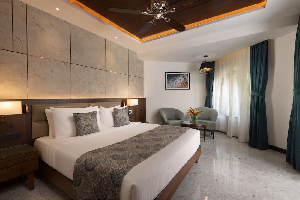 Junior Suite, Club Lounge Access, Pool View