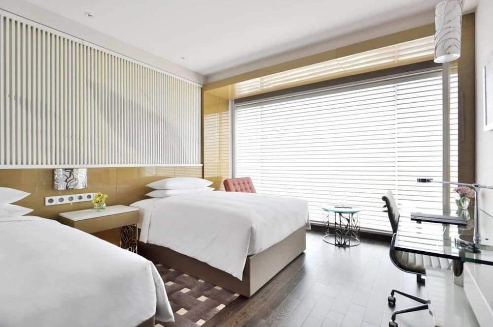 Room, 2 Twin Beds, City View