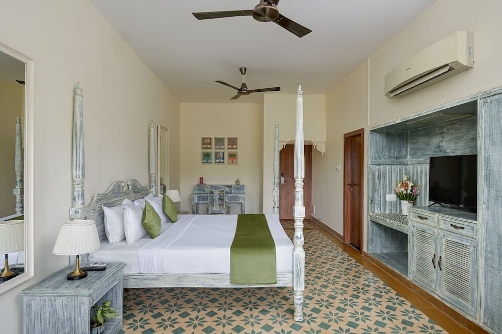 Luxury King Lake View Balcony Room
