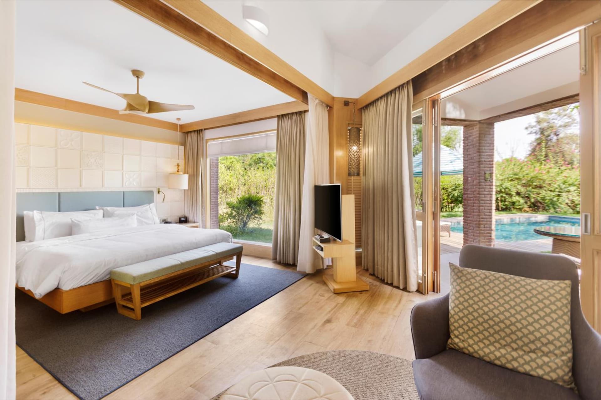 Villa King Pool View Room