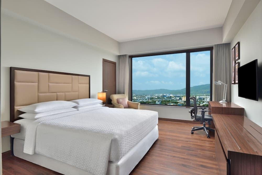 Deluxe Room, 1 King Bed (City View)